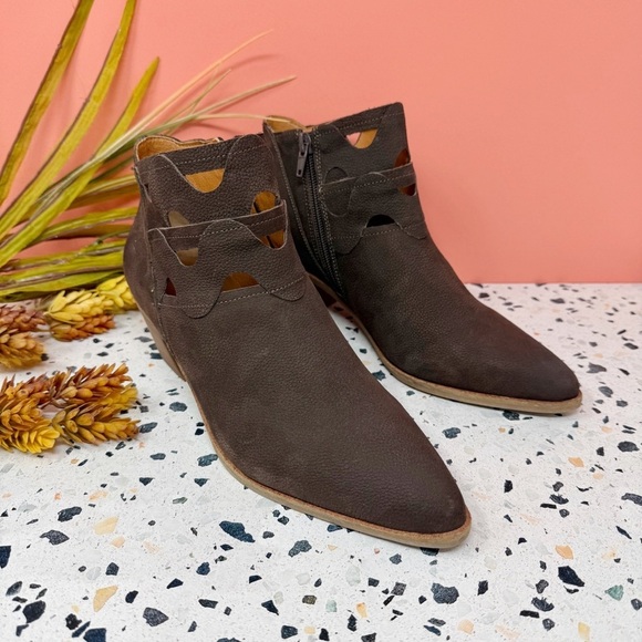 NEW Lucky Brand Brown Suede Gezana Laser Cut Western Women’s Booties Sz 7 - Picture 1 of 10